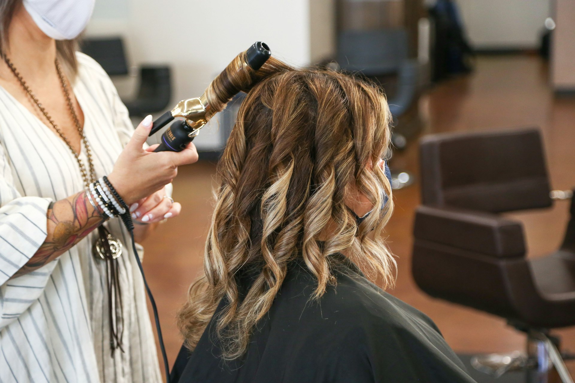 Styling mit Lockenstab im Salon